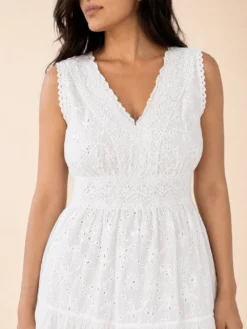 Vestido Blanco Maxi con Escote V y Bordado Inglés
