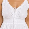 Vestido Blanco Boho con Escote V y Bordado Floral - Imagen 2
