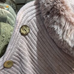 Alternative view of Poncho cuello efecto piel Rosa