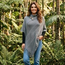 moderno poncho tejido con cuello y botones elegantes plomo
