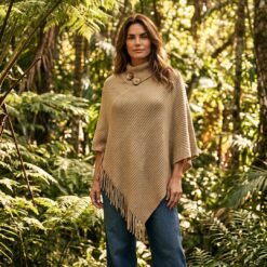 moderno poncho tejido con cuello y botones elegantes beige