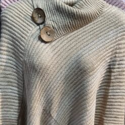 Alternative view of moderno poncho tejido con cuello y botones elegantes beige