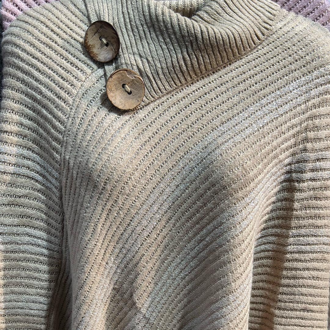 moderno poncho tejido con cuello y botones elegantes beige - Imagen 2