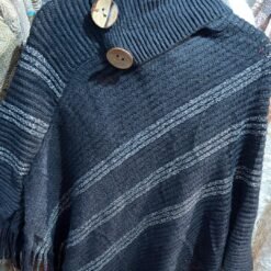 Alternative view of Elegante poncho negro escarchado con cuello alto y delicados botones