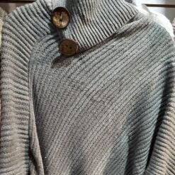Alternative view of moderno poncho tejido con cuello y botones elegantes plomo