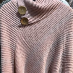 Alternative view of moderno poncho tejido con cuello y botones elegantes rosa