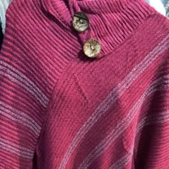Alternative view of Elegante poncho vino escarchado con cuello alto y delicados botones