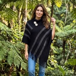 Elegante poncho negro escarchado con cuello alto y delicados botones