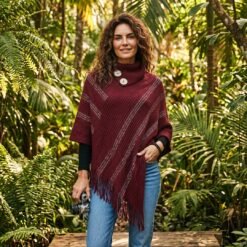 Elegante poncho vino escarchado con cuello alto y delicados botones