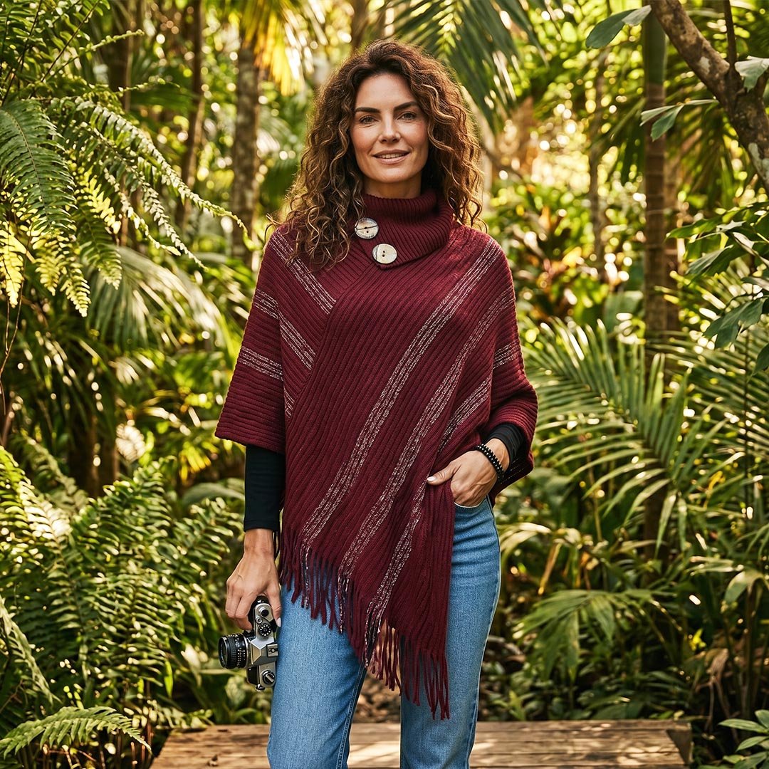 Elegante poncho vino escarchado con cuello alto y delicados botones