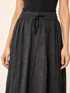 Alternative view of Falda Larga Boho Negra de Viscosa con Líneas Doradas