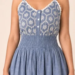 Vestido Largo Azul de Algodón con Bordado Blanco