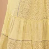 Panel de encaje y terminación decorativa del vestido amarillo