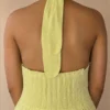 Espalda abierta y panel elasticado del vestido halter amarillo