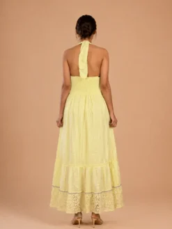 Vestido maxi boho halter amarillo lima visto de espalda