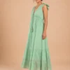 Vestido maxi boho verde menta en vista lateral de cuerpo completo