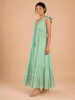 Vestido maxi boho verde menta en vista lateral de cuerpo completo