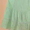 Detalle del ruedo de encaje del vestido boho verde menta