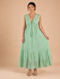 Vestido maxi boho verde menta de frente, vista completa