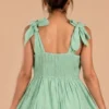 Detalle de espalda elasticada y tirantes anudados del vestido verde menta