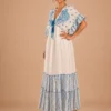 Vestido maxi boho blanco azul en vista tres cuartos