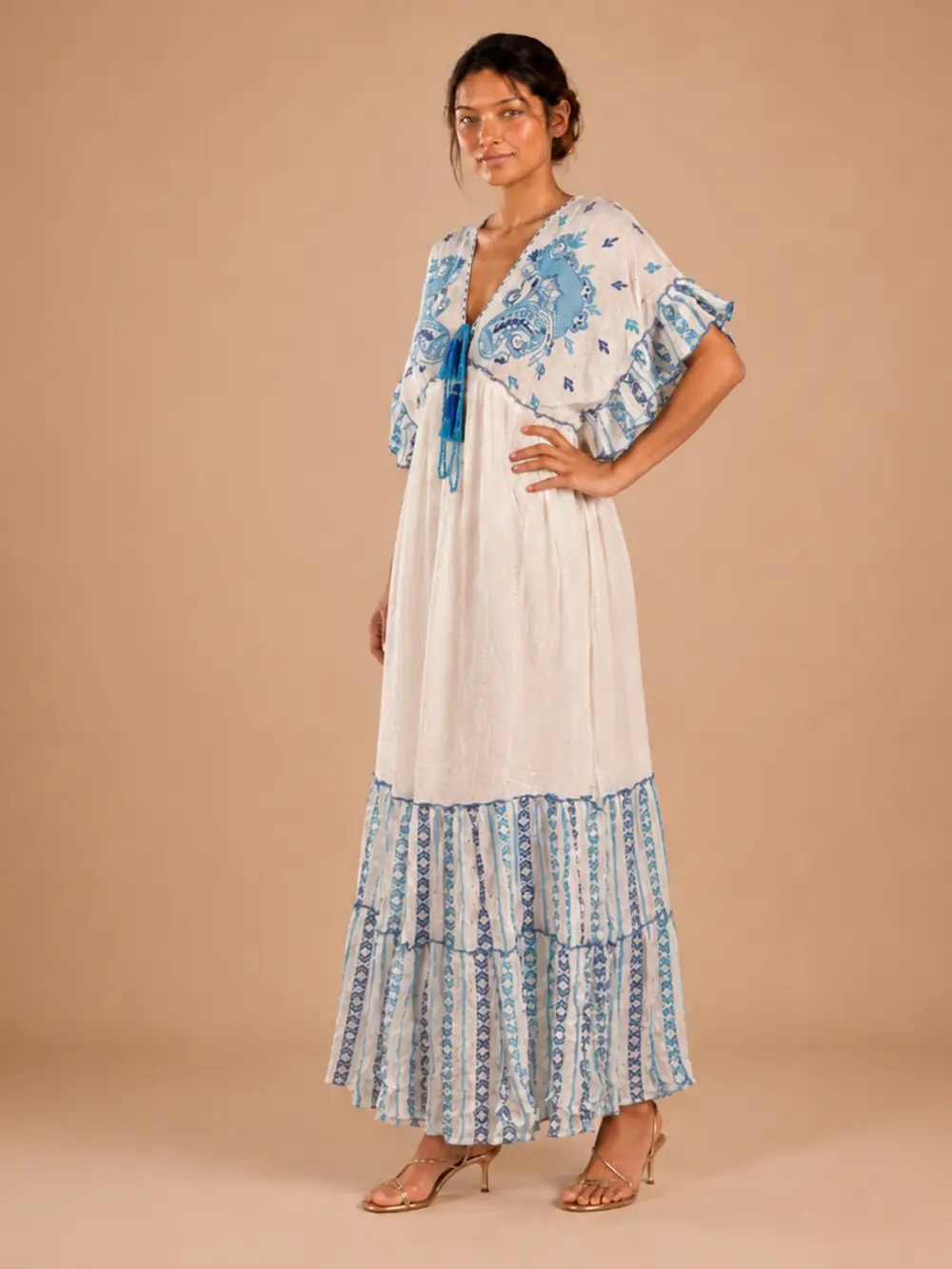 Vestido maxi boho blanco azul en vista tres cuartos