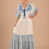 Vestido maxi boho blanco azul de frente con falda fluida extendida