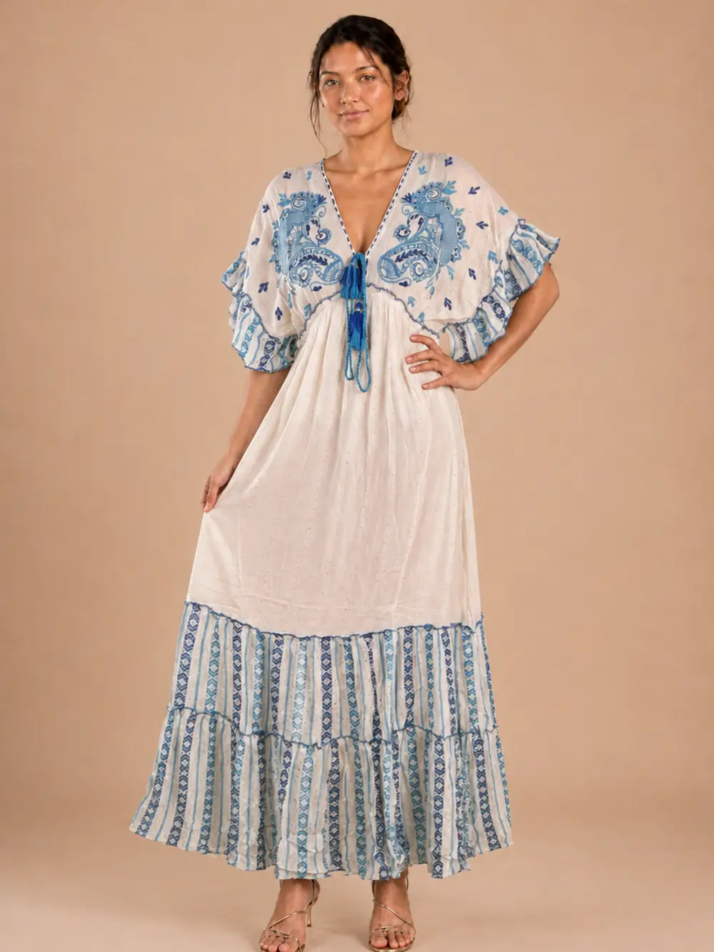 Vestido maxi boho blanco azul de frente con falda fluida extendida
