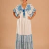Vestido maxi boho blanco azul de frente, vista completa