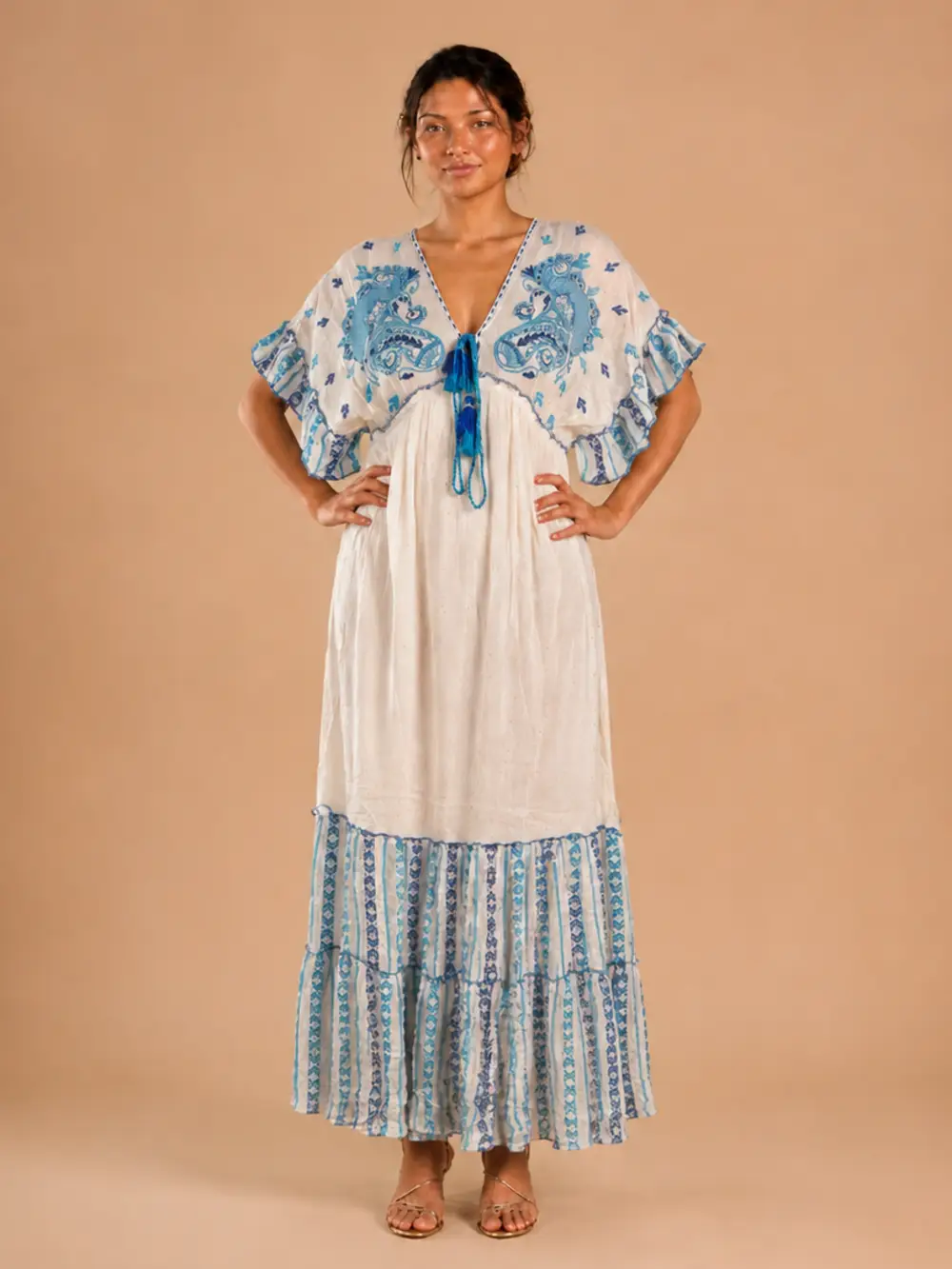 Vestido maxi boho blanco azul de frente, vista completa