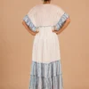 Vestido maxi boho blanco azul de espalda, vista completa