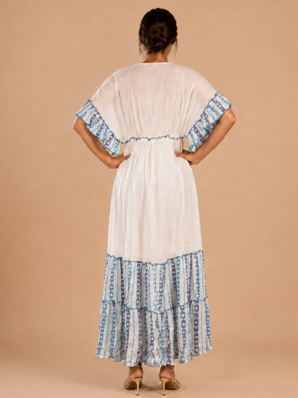 Vestido maxi boho blanco azul de espalda, vista completa