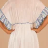 Detalle de espalda y mangas con bordes estampados del vestido boho blanco azul