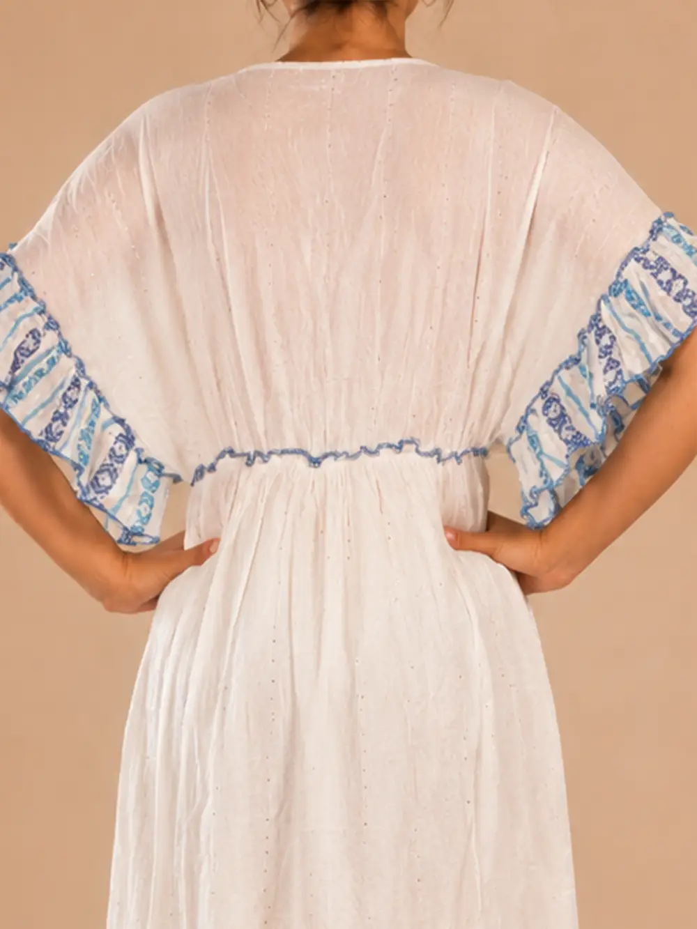 Detalle de espalda y mangas con bordes estampados del vestido boho blanco azul