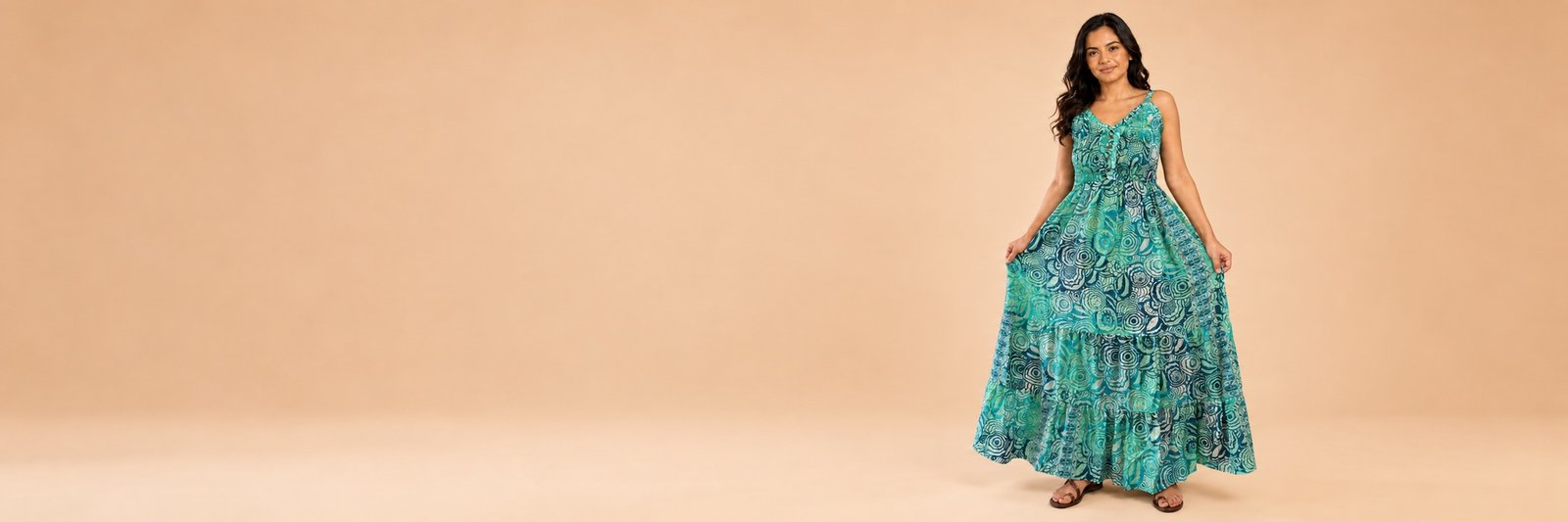 Modelo con vestido largo turquesa estampado de Dokavari sobre fondo cálido
