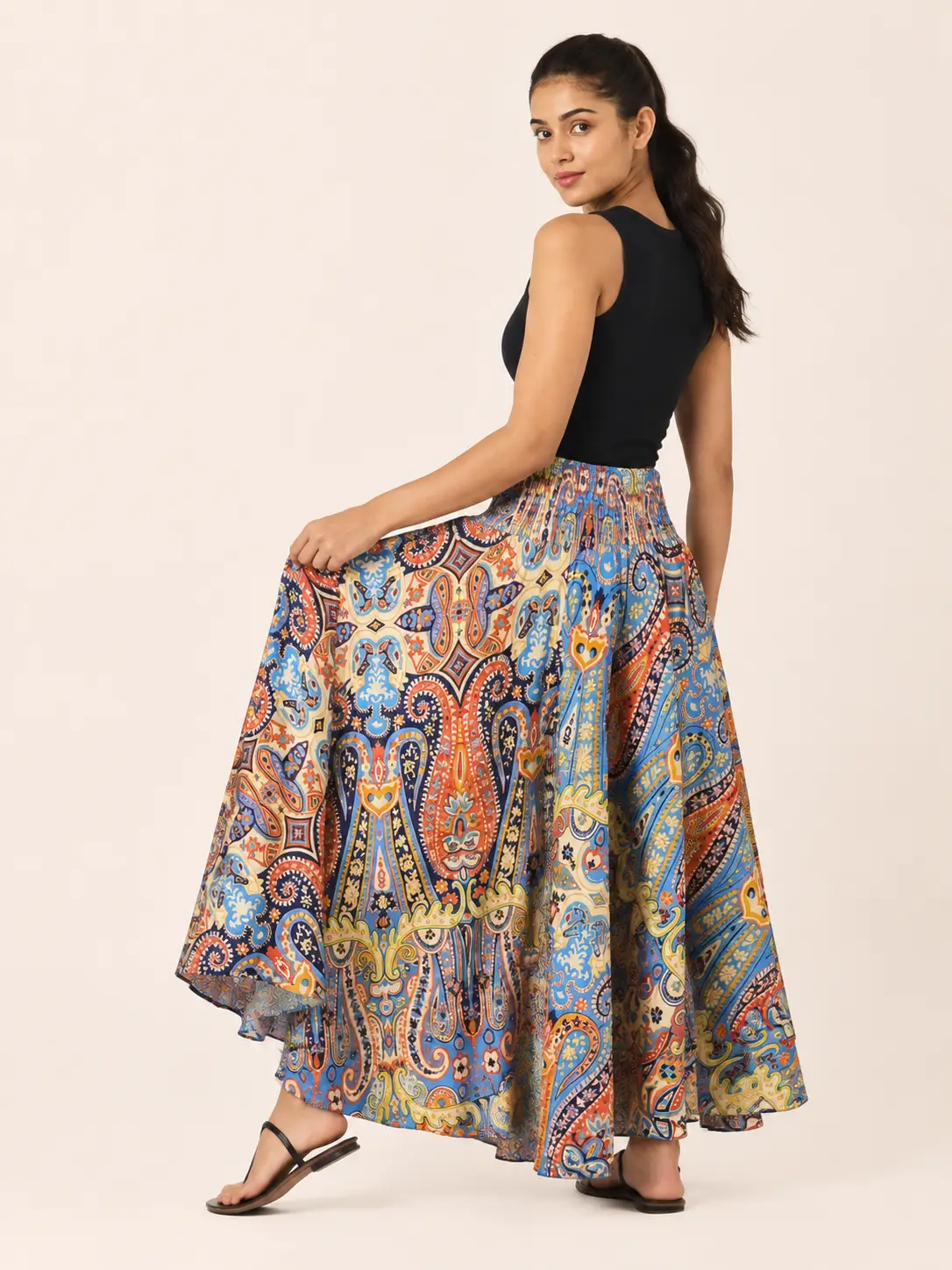 Inspiración de look: palazzo paisley de colores con top negro