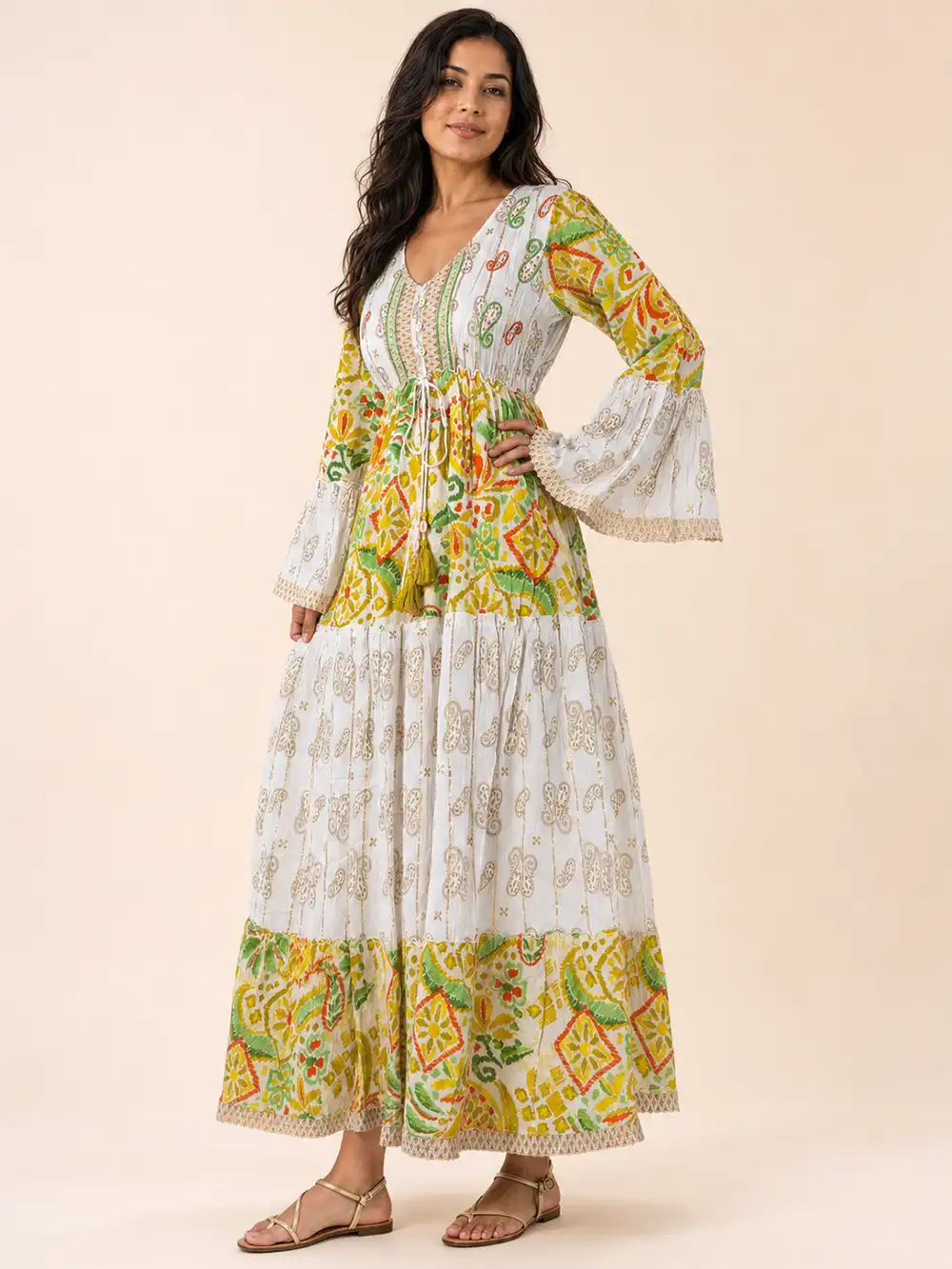 Vestido boho de Dokavari con estampado verde y amarillo, fotografía original
